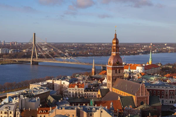 Vue aérienne de la vieille ville et de la rivière Daugava depuis l'église Saint-Pierre, avec la cathédrale de Riga, Lettonie — Photo