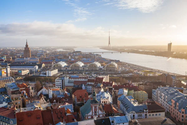RIGA, LATVIA - 25 DEC 2016. Pemandangan kota tua, Sungai Daugava dan menara radio Riga TV - Latvia. Cerah hari musim panas, cahaya latar — Stok Foto
