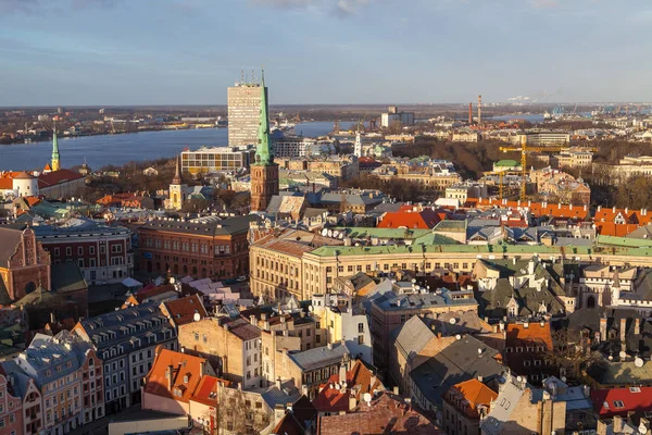 Riga, Letland - 25 Dec 2016. Luchtfoto uitzicht over de rode daken van het oude stadscentrum Riga, Letland. — Stockfoto