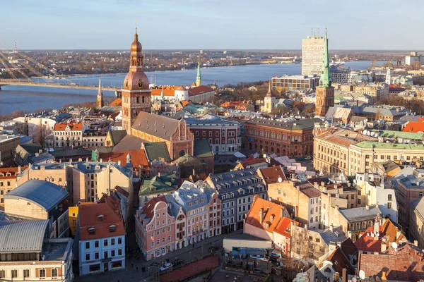 Riga, Lettland - 25 Dec 2015. Aerial panoramautsikt över gamla stan, floden Daugava och moderna bron över floden. Klar solig dag. — Stockfoto