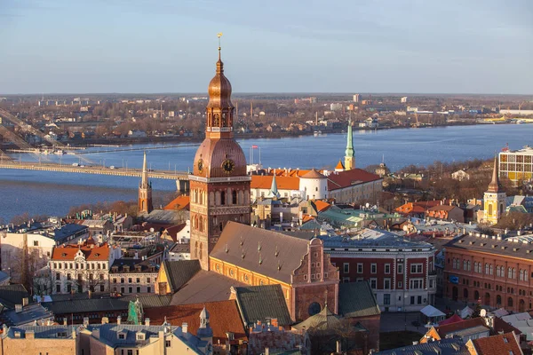 Yaz günü eski şehir St Peter Kilisesi, Letonya Riga Katedrali ve Daugava Nehri, hava görüntülemek.