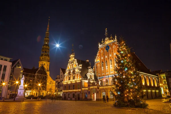 Riga, Lettland - 25. Dezember 2015. Beleuchteter Rathausplatz mit Mitesslerhaus und Peterskirche in der Altstadt — Stockfoto