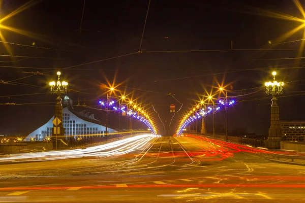 Riga stone bridge in the night. Illuminated road and building of National library. — Stock Photo, Image