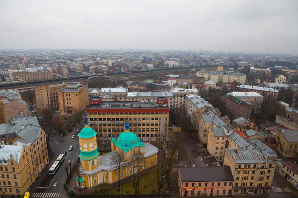 Riga, Letonya - 25 Aralık 2015. Duyuru bizim en kutsal kadın ya Aziz Nikolaos mucize işçisi kilise Riga'da en eski kiliselerinden biri. Havadan görünümü, gri bulutlu gün.
