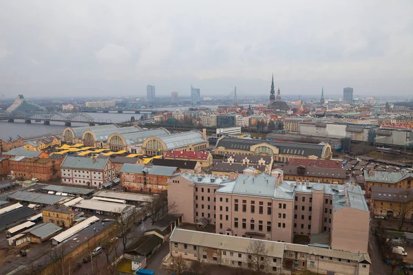 Autunno nuvoloso vista aerea della città vecchia di Riga, mercato cittadino e fiume Daugava — Foto Stock