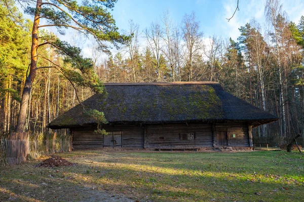 Pohled na rustikální farma obydlí. Dřevěné architektury Severní a Pobaltí — Stock fotografie