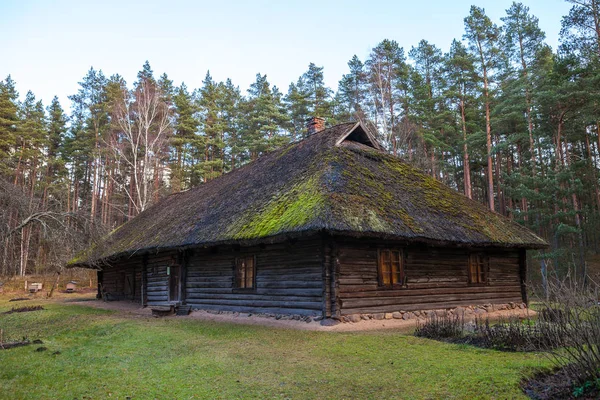 Rustik çiftlik konut görünümünü. Baltık ve Kuzey ahşap mimarisi