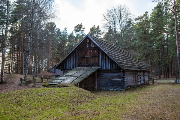Rustik çiftlik iki katlı ahır görünümünü. Baltık ve Kuzey ahşap mimarisi