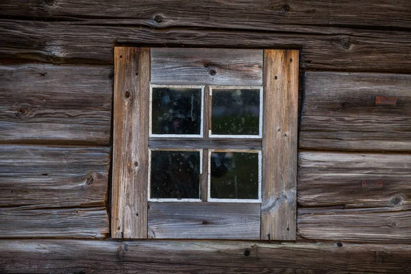 Eski tek katlı ahşap evin Kuzey kare penceresi