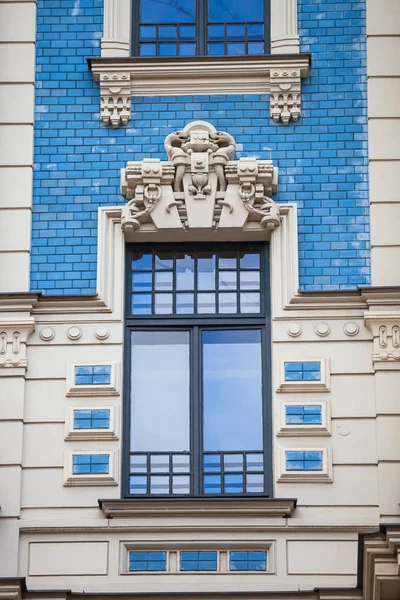 An element of facade of an Art Nouveau building with bas-relief and statues. Riga, Latvia. — Stock Photo, Image