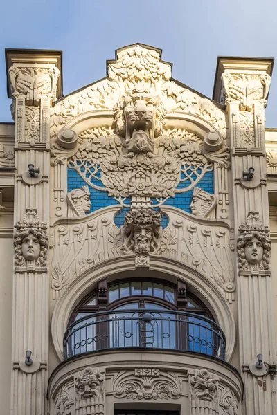 Een element van de gevel van een nouveaugebouw van Art met bas-reliëf en standbeelden. Riga, Letland. — Stockfoto