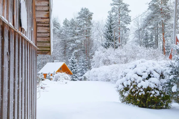 Patio cubierto de nieve de cabañas de madera —  Fotos de Stock