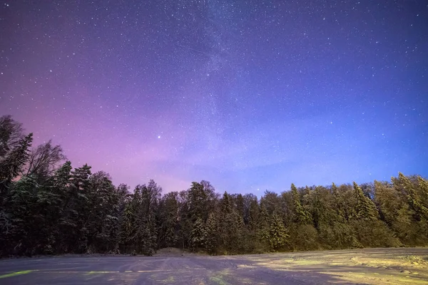 Une nuit claire montrant des étoiles. Forêt et lac gelé en Estonie . — Photo
