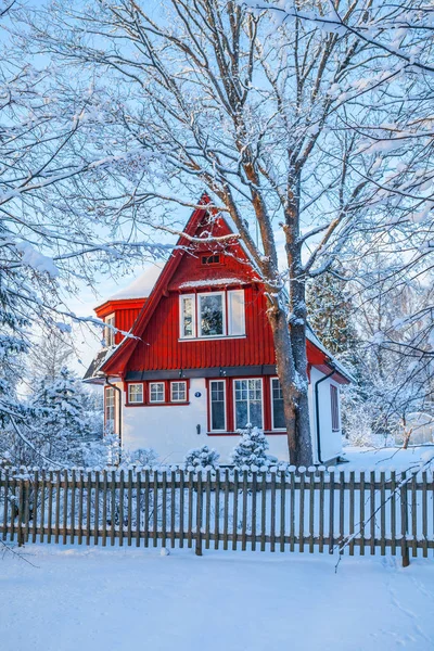 Casa de madera cubierta de nieve fresca en el paisaje de invierno —  Fotos de Stock