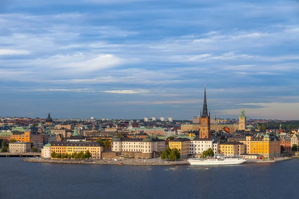 Naturskönt sommarflygande panorama över Gamla Stan i Stockholm, Sverige — Stockfoto