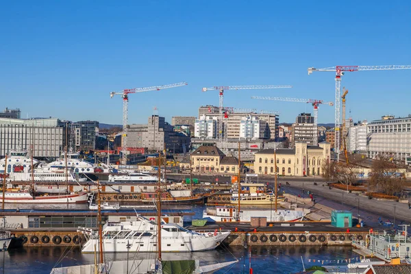 Oslo, Norvégia - 27 február 2016. Panorámás kilátás nyílik a kikötő Oslo, a hajók és a Építési daruk — Stock Fotó