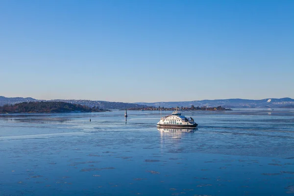 OSLO, NORUEGA - 27 FEB 2016. Crucero blanco en Bahía de Oslo . — Foto de Stock