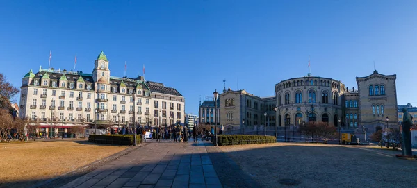 Oslo, Norvégia - 25 Feb 2016. A napos, gyönyörű kilátás a Norvég Parlament — Stock Fotó