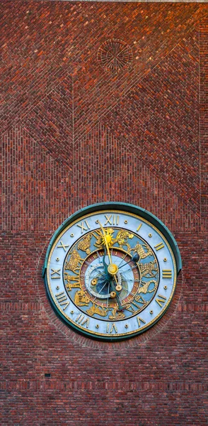 Clock. Exterior of the Oslo City Hall in Oslo, Norway — Stock Photo, Image