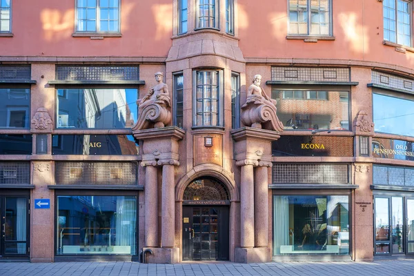 OSLO, NORUEGA - 25 FEB 2015: Edificio rojo moderno con tiendas y estatuas —  Fotos de Stock