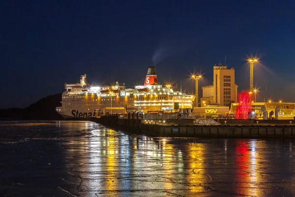 Olso, Norvégia - 2016. február 27.: Cruise hajó dokkolt az utas-terminál irányába az éjszakában — Stock Fotó