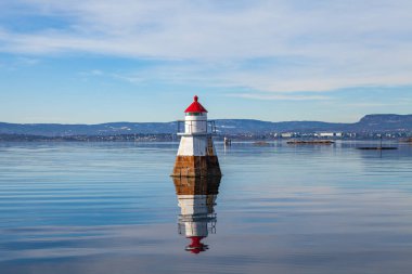 Denizde küçük deniz feneri. Kuzey Avrupa
