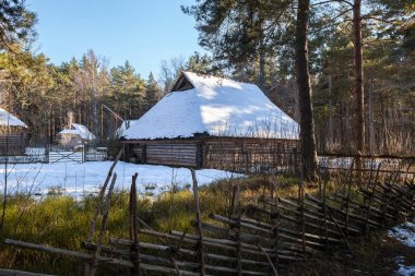 Geleneksel ahşap ahır, Baltık ve İskandinav tarzı. Kırsal kış sahne.