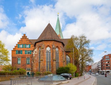 Bremen, Almanya - 16 Nisan 2016: St. Martin Kilisesi eski şehirde. Güzel beyaz bulutlar ile güneşli gün,