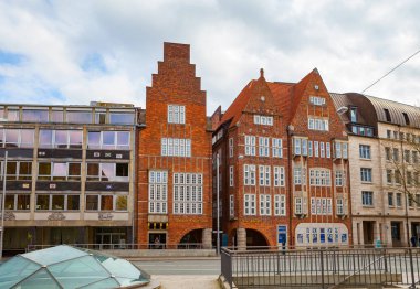 Bremen, Almanya - 16 Nisan 2016: eski evler cephe modern bina arasında. Eski şehrin sokak.