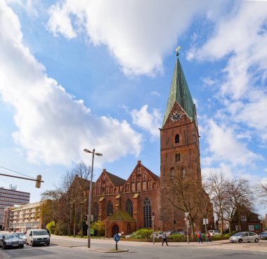 Bremen, Almanya - 16 Nisan 2016: St. Martin Kilisesi eski şehirde. Güzel beyaz bulutlar ile güneşli gün,