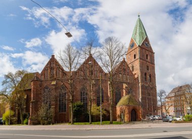 Bremen, Almanya - 16 Nisan 2016: St. Martin Kilisesi eski şehirde. Güzel beyaz bulutlar ile güneşli gün,