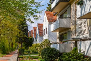 Modern Alman beyazla sokak evleri kiremitli çatıları ile kafa. Güneşli gün ve yeşil sokak.