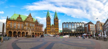 Bremen, Almanya - 16 Nisan 2016: Hansa kenti merkezinde tarihi Pazar Meydanı. Panoramik gün görünümü.