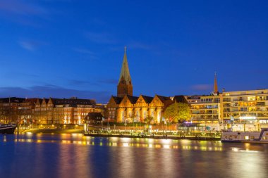 Bremen, Almanya - 16 Nisan 2016: Cityscape Weser Nehri gece eski şehrin