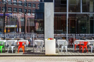 Bremen, Almanya - 17 Nisan 2016: Street Cafe büyük alışveriş merkezi yakınındaki. Renkli sandalyeler ve masalar.