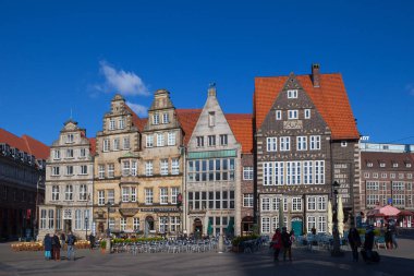 Bremen, Almanya - 17 Nisan 2016: eski kasaba evleri. Pazar Meydanı (Marktplatz). İnsanlar ve güneşli bir gün yürüyüş.