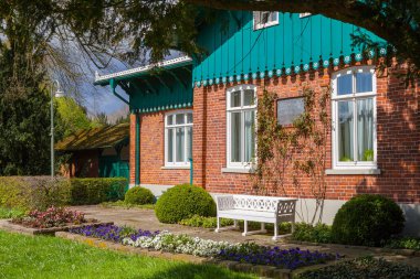 Eski stil tuğla ev yeşil parl ahşap çatılı