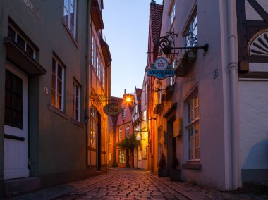 Bremen, Almanya - 17 Nisan 2016: tarihi gece ışıklı Schnoor çeyrek sokaklarında