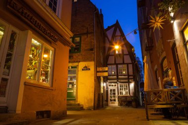 Bremen, Almanya - 17 Nisan 2016: tarihi gece ışıklı Schnoor çeyrek sokaklarında