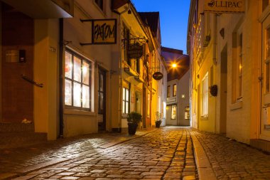 Bremen, Almanya - 17 Nisan 2016: tarihi gece ışıklı Schnoor çeyrek sokaklarında