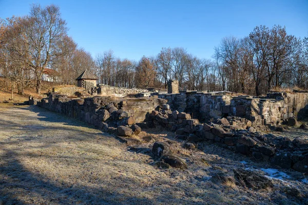 Ruiny średniowiecznego klasztoru od (klasztor). Wyspa Hovedoya, Oslo, Norwegia — Zdjęcie stockowe