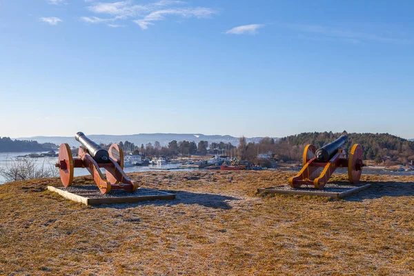 Antiguos cañones del antiguo fuerte en la isla noruega cerca de Oslo — Foto de Stock
