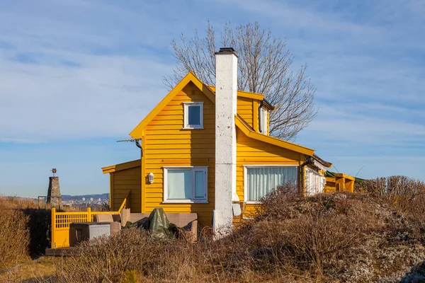 Adada, Norveç tarzı sarı ahşap kabin