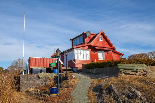 Красная деревянная хижина на острове, норвежский стиль — стоковое фото
