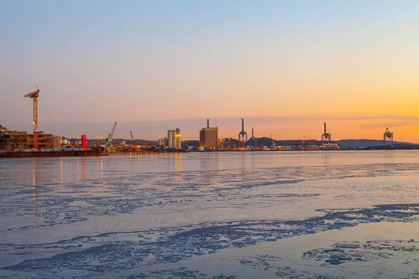 Naplemente alatt egy ipari kikötő, daruk, Norvégia. — Stock Fotó