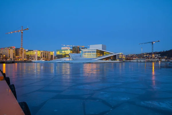 Vista noturna da Ópera de Oslo, baía congelada e novo bairro de negócios — Fotografia de Stock