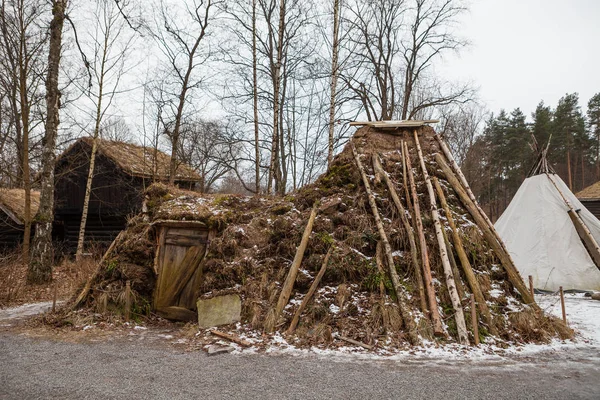 Ancient Sami gound and wooden hut — Stock Photo, Image