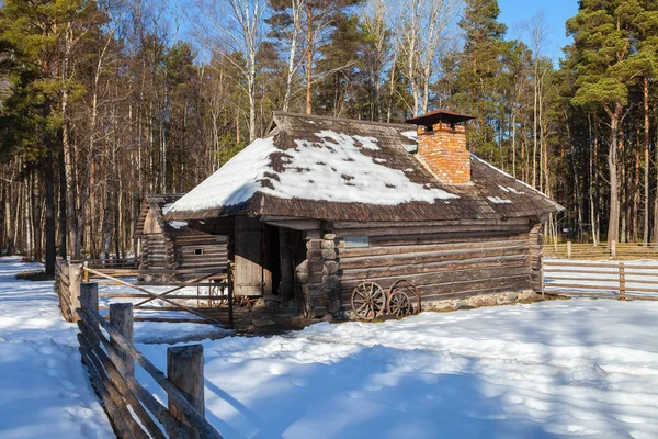 Tradycyjny drewniany domek, bałtycki i skandynawski styl. Zimowa scena na wsi. — Zdjęcie stockowe