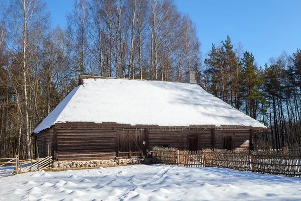 Tradycyjne drewniane stodoły, Bałtyku i skandynawskim stylu. Zimowa scena na wsi. — Zdjęcie stockowe