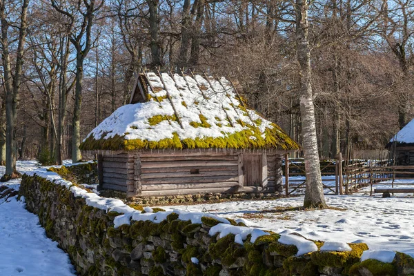 Rustic barn in the yard with stoned fence. Traditional Estonian style. — Stock Photo, Image